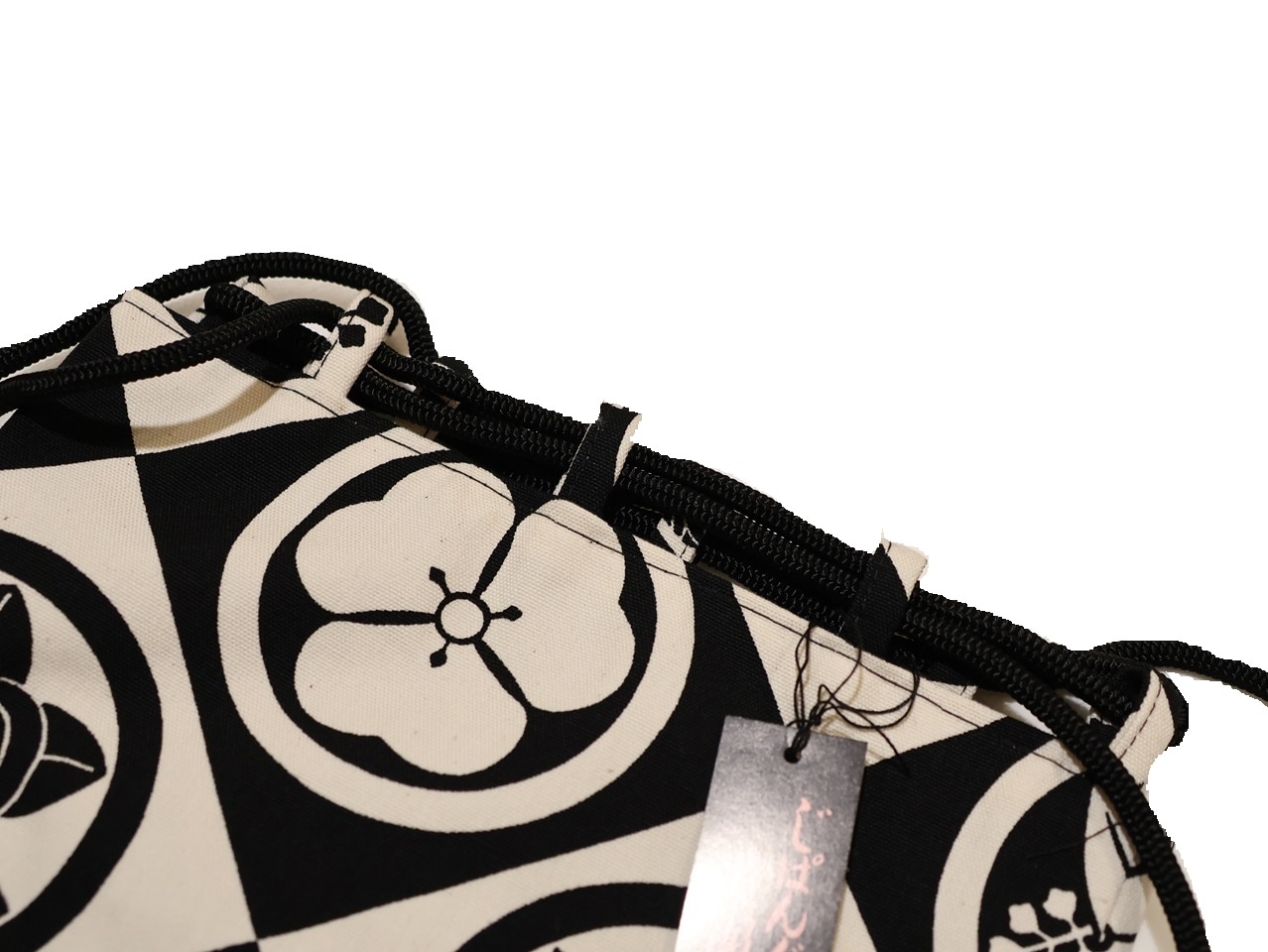 男物巾着（信玄袋）「黒色とアイボリー色の家紋の柄」 | 和装バック