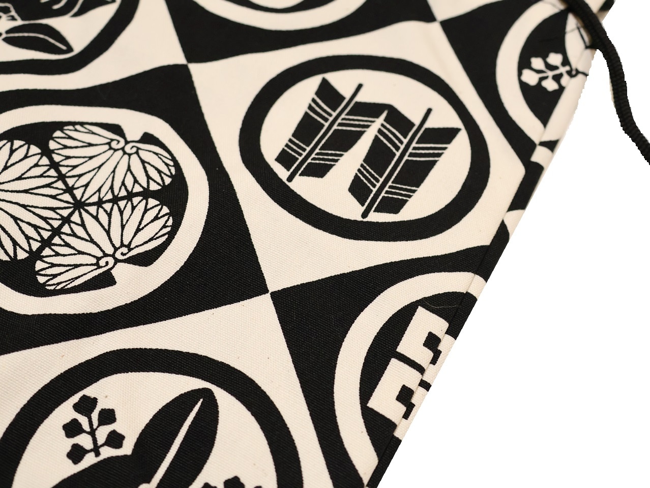 男物巾着（信玄袋）「黒色とアイボリー色の家紋の柄」 | 和装バック