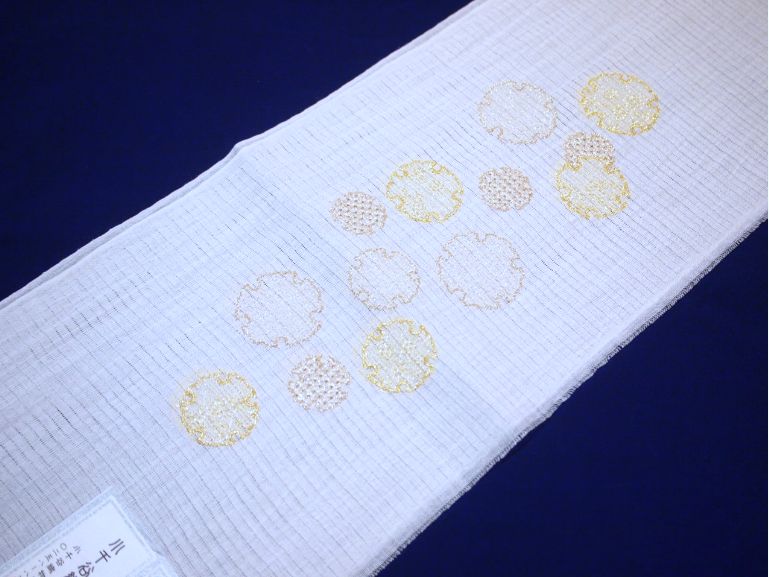 豪華刺繍半襟　 NO22❣白金雪輪柄✨日本製  刺繍半衿＆重衿　0222⑥ 半衿】【刺繍】新合繊素材Silelly 白地 白金色刺繍 雪輪と麻の葉