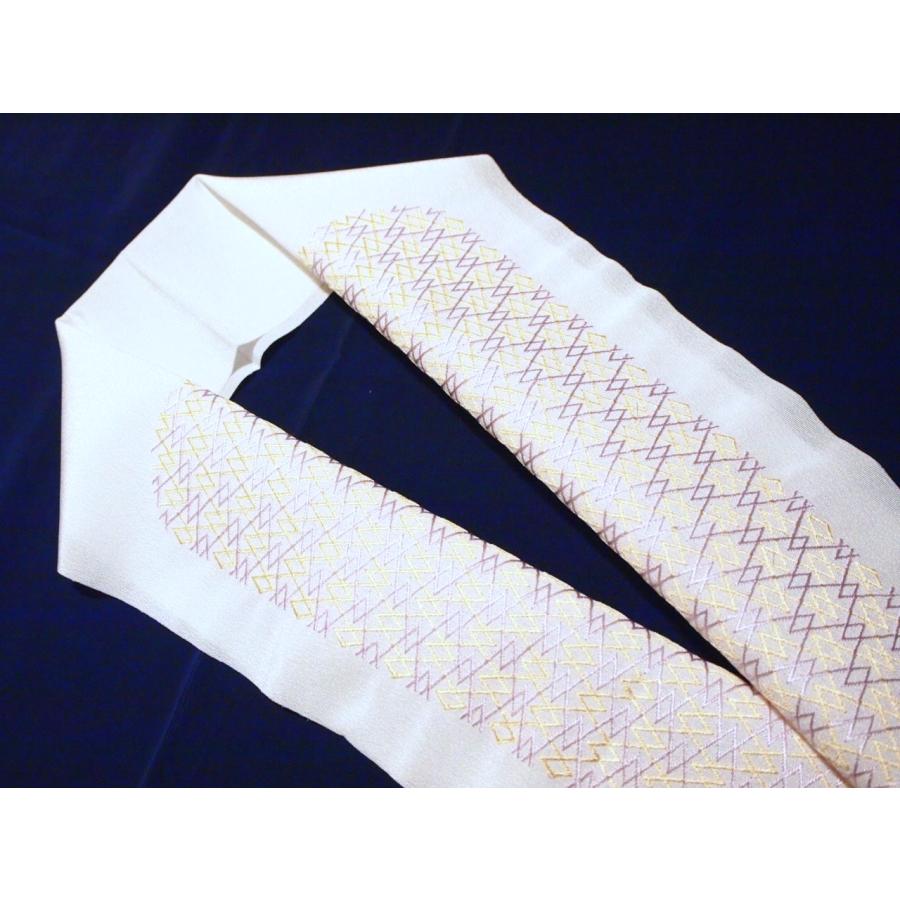 刺繍半衿「白色の地に薄紫色と薄ベージュ色の幾何学模様の刺繍