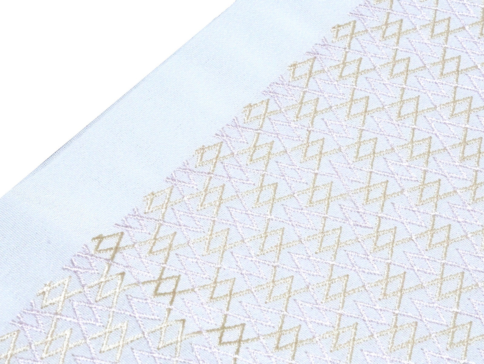 刺繍半衿「白色の地に薄紫色と薄ベージュ色の幾何学模様の刺繍」 | 半