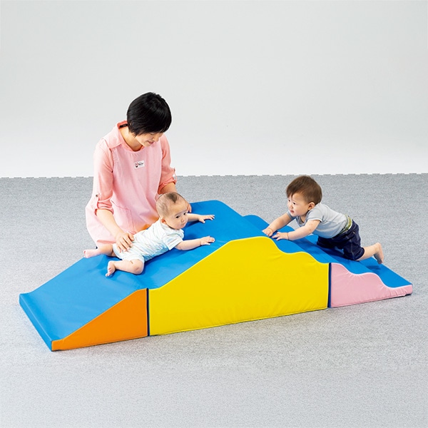 室内 鉄棒、体育体操マット、スケートボードセクション スケボーレール