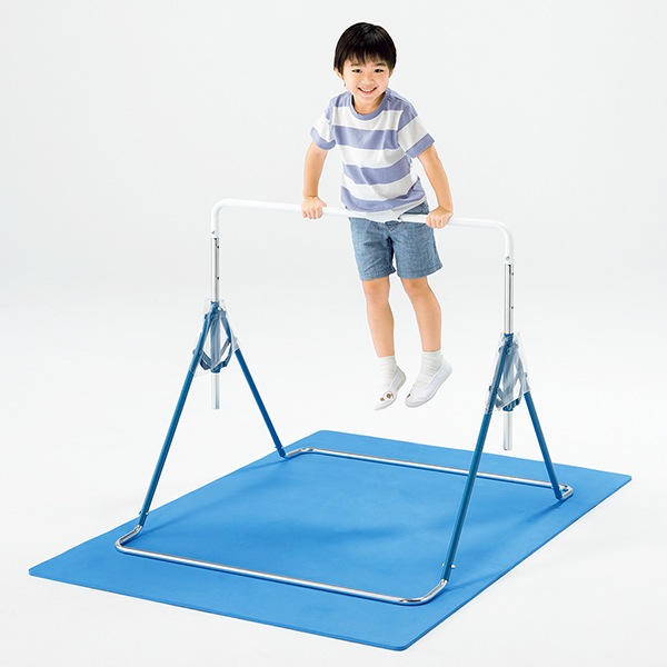 室内 鉄棒、体育体操マット、スケートボードセクション スケボーレール