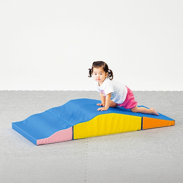 乳幼児のハイハイに お山をハイハイでのぼる・おりるなどが楽しめる ハイハイおやま・3つ折り