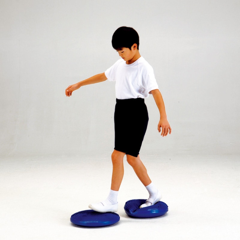 室内 鉄棒、体育体操マット、スケートボードセクション スケボー