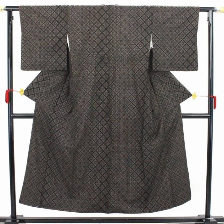 大島紬 レディース 正絹 茶 黒 麻の葉 菱 身丈154.5cm 裄丈65cm 仕立て上がり着物 カジュアル 小さいサイズ リユース着物 リサイクル着物 即日発送 【中古】