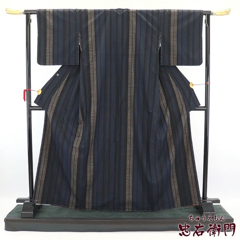 【中古】 本場大島紬 紬着物 大島紬 レディース 正絹 黒 青 縞柄 アンティーク風 証紙付き 身丈168cm 裄丈67.5cm 仕立て上がり着物 リユース着物 リサイクル着物 送料無料 10時までのご注文で即日発送