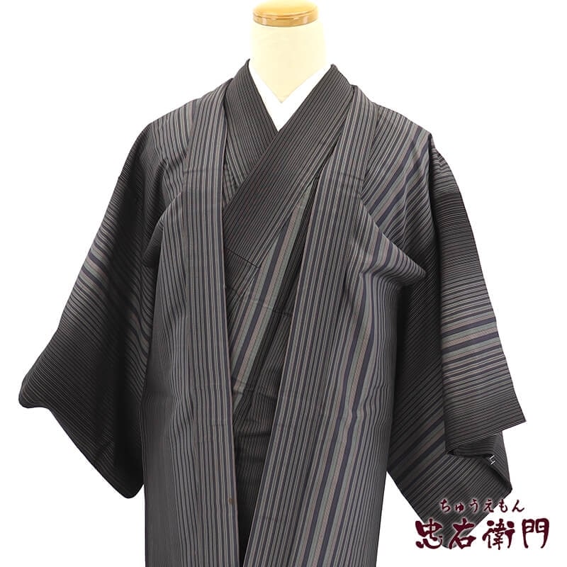 【中古】 本場大島紬 大島紬 アンサンブル 都喜エ門 証紙付き レディース 正絹 黒 縞 羽織付き 2点 身丈152cm 裄丈62.5cm 仕立て上がり着物 リユース着物 リサイクル着物 送料無料 10時までのご注文で即日発送