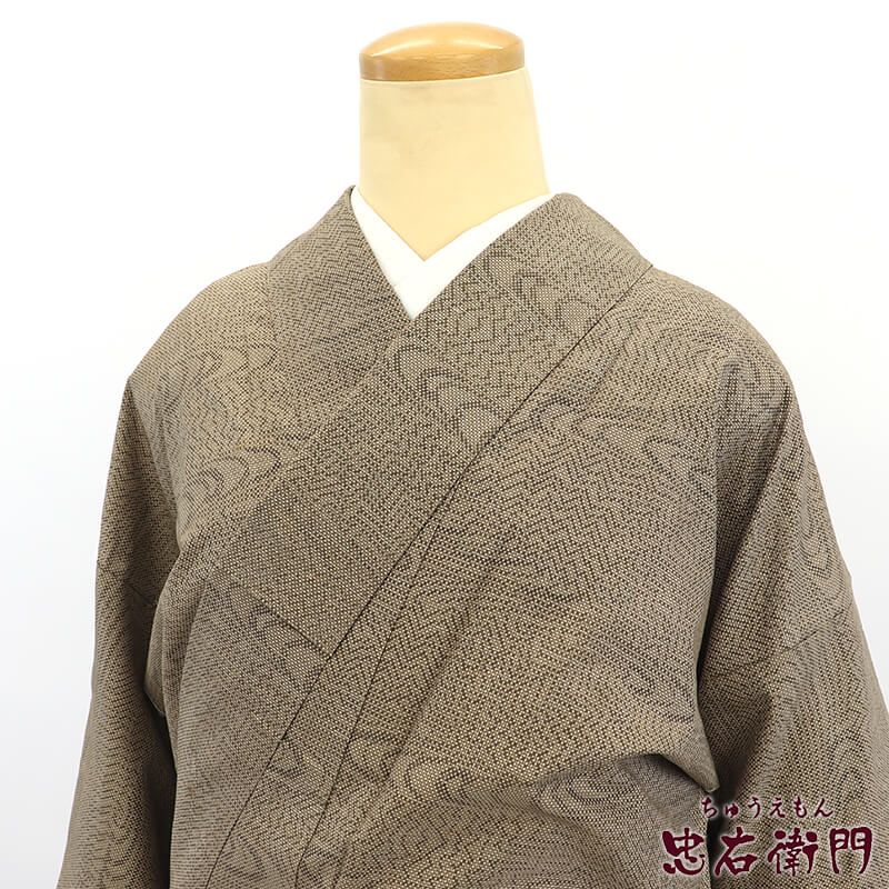 超美品　ベージュ　反物　正絹　紬　着物　郁路織　シンプル 紬 着物 カジュアル リサイクル 袷 レディース 正絹 ベージュ 流水
