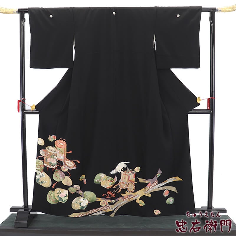 【中古】 黒留袖 販売 単品 礼装 着物 和装 フォーマル 正絹 黒 丸に違い鷹の羽 刺繍 貝桶 蛤 鶴 身丈163.5cm 裄丈66cm 結婚式 母親 M~Lサイズ相当 リサイクル着物 リユース着物 中古着物 送料無料 即日発送