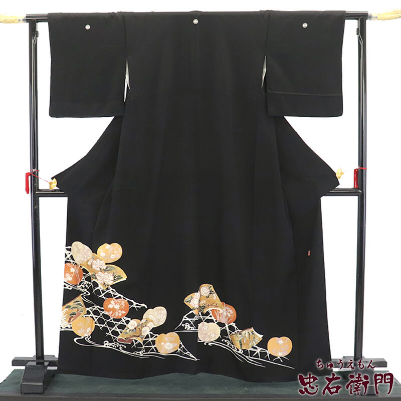 【中古】 黒留袖 販売 単品 礼装 着物 和装 フォーマル 正絹 黒 丸に横木瓜 冊子文 団扇文 落款 身丈166cm 裄丈66cm 結婚式 母親 M~Lサイズ相当 リサイクル着物 リユース着物 中古着物 送料無料 即日発送