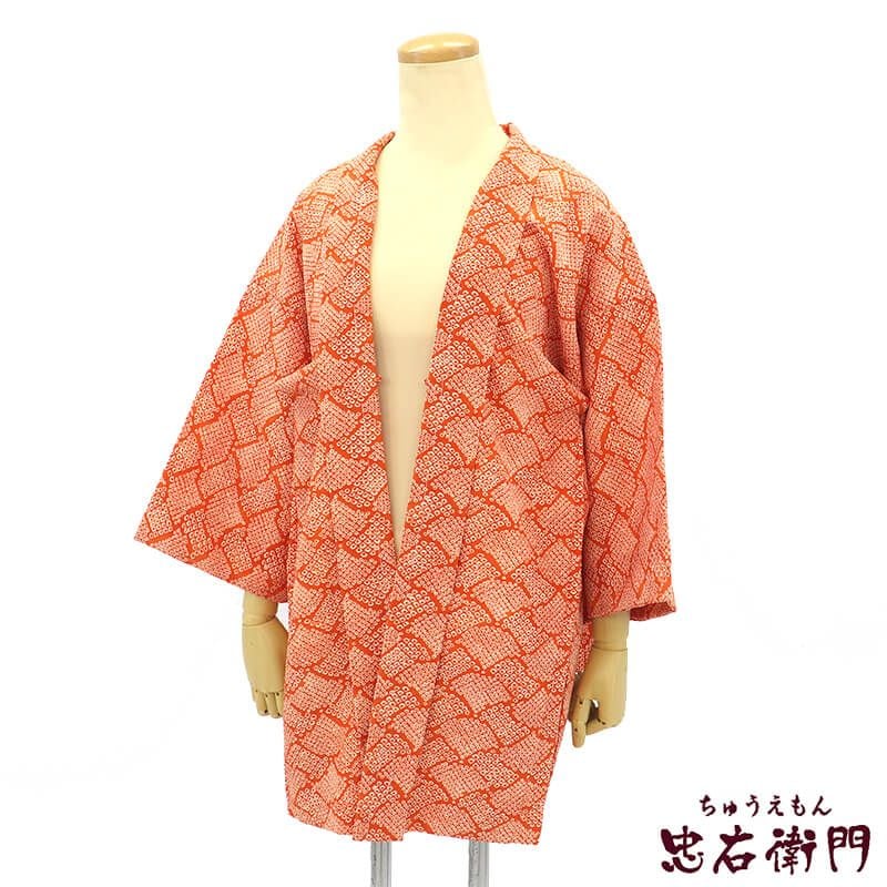 【中古】 羽織 レディース 化繊 オレンジ 絞り柄 身丈79cm 裄丈64.5cm カジュアル S〜Mサイズ相当 リサイクル着物 リユース着物 中古着物 即日発送