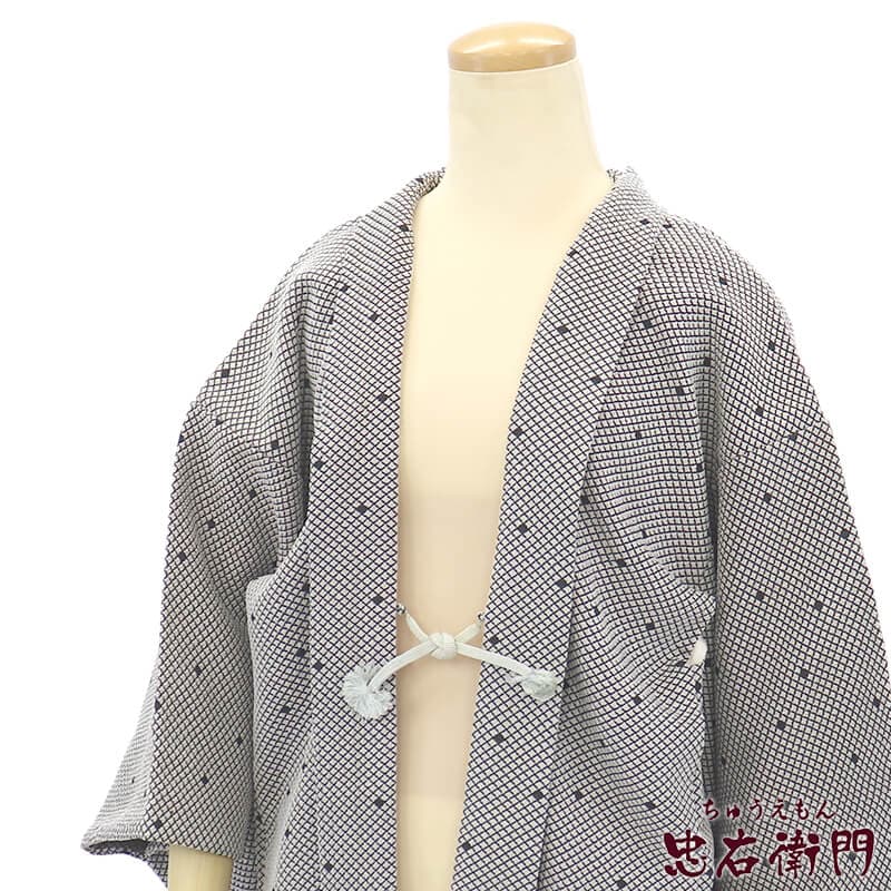 【中古】 羽織 レディース 正絹 グレー 黒 菱 ふっくら質感 身丈76cm 裄丈63cm カジュアル 小さいサイズ リサイクル着物 リユース着物 中古着物 即日発送