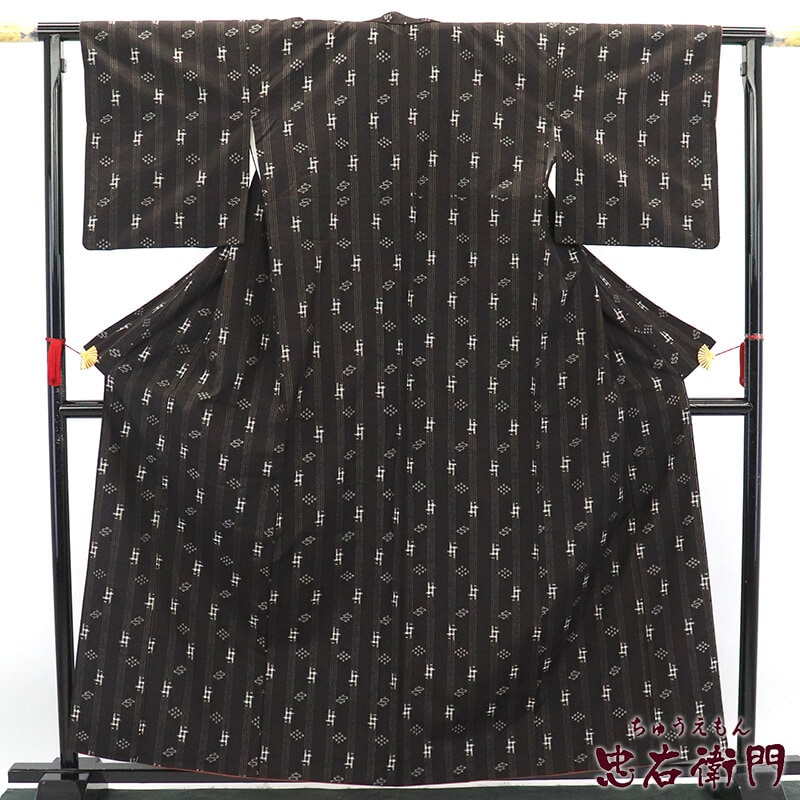 【20倍ポイント|歳末大還元祭】【中古】 紬 琉球絣風 袷 レディース 正絹 黒 絣文様 身丈164cm 裄丈66.5cm カジュアル M〜Lサイズ相当 リサイクル着物 リユース着物 中古着物 送料無料 即日発送