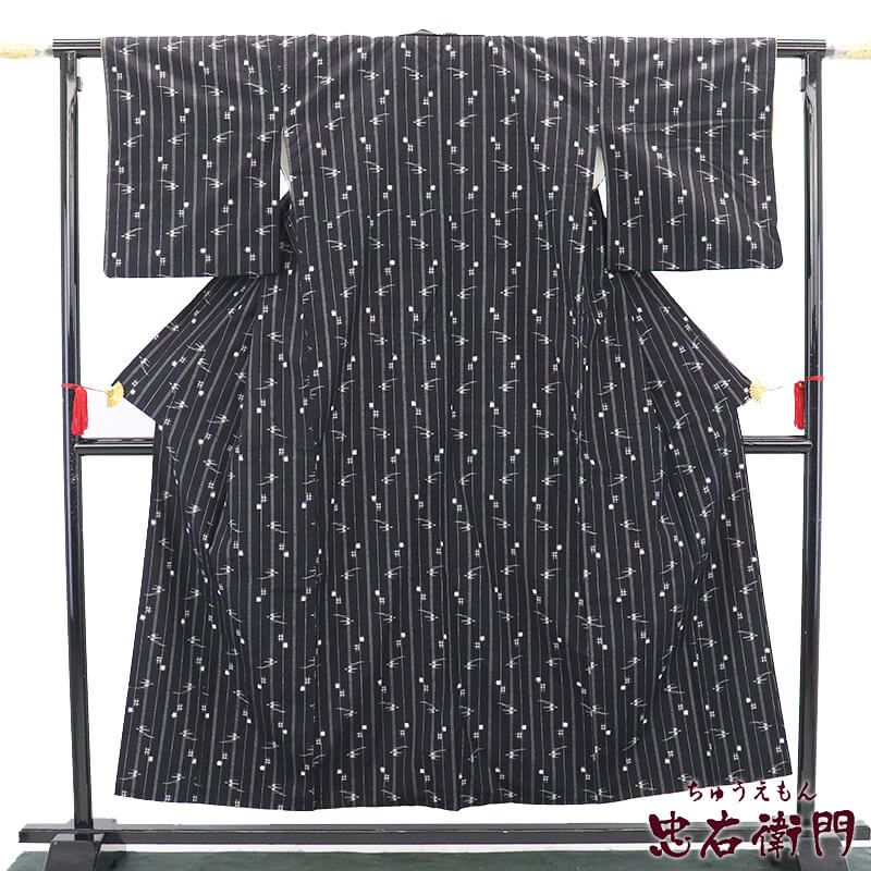 【中古】 紬 本真綿紬 証紙付 はなごよみ 袷 レディース 正絹 黒 縞 絣柄 身丈157cm 裄丈66cm カジュアル Mサイズ相当 リサイクル着物 リユース着物 中古着物 即日発送