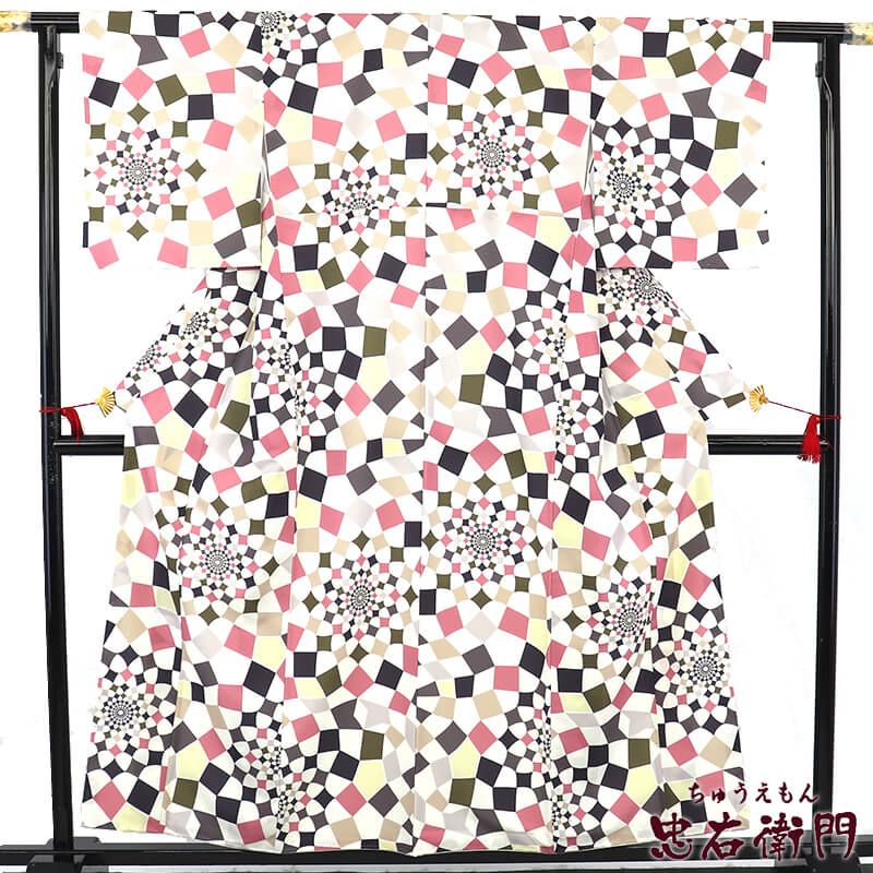 【中古】 小紋 袷 レディース 化繊 アースカラー 白 幾何学 身丈160cm 裄丈64.5cm カジュアル S~Mサイズ相当 リサイクル着物 リユース着物 中古着物 送料無料 即日発送