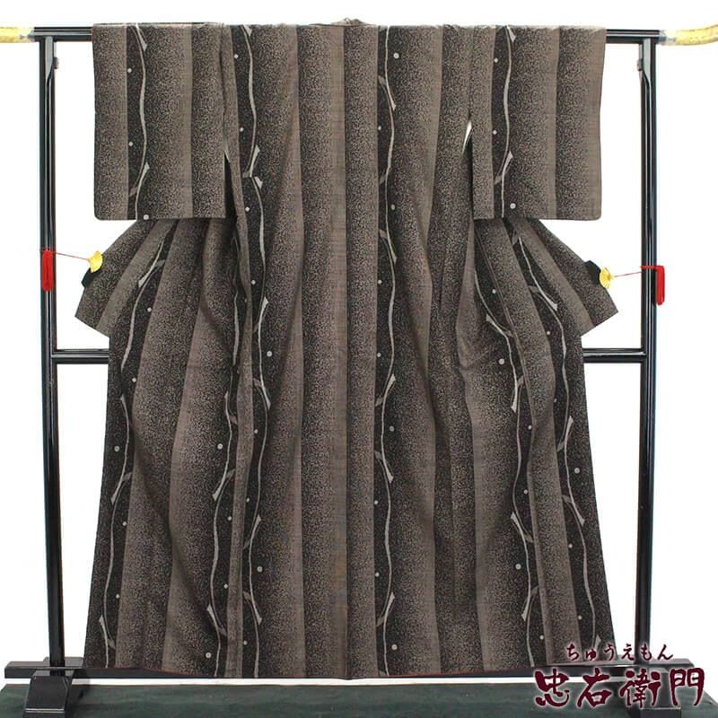 【中古】 大島紬 紬 レディース 正絹 茶 黒 縞 身丈164cm 裄丈63cm 仕立て上がり着物 カジュアル リサイクル着物 S〜Mサイズ相当