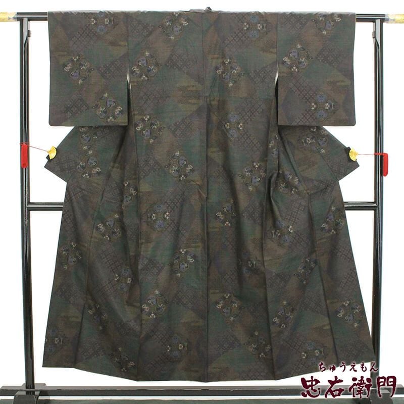 【中古】 本場大島紬 証紙付き 紬 レディース 正絹 緑 茶 裂取文様 蜀江文様 身丈157cm 裄丈63cm 仕立て上がり着物 カジュアル リサイクル着物 S〜Mサイズ相当