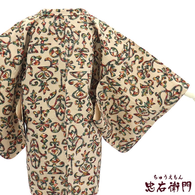 【中古】 羽織 銘仙 アンティーク羽織 レディース 正絹 ベージュ 幾何学模様 身丈80cm 裄丈63.5cm カジュアル 小さいサイズ 羽織もの カーディガン感覚 衣装 リサイクル羽織 即日発送