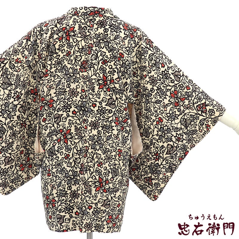 【中古】 羽織 レディース 正絹 白 唐草 身丈81cm 裄丈62cm カジュアル 小さいサイズ 羽織もの カーディガン感覚 衣装 リサイクル羽織 即日発送