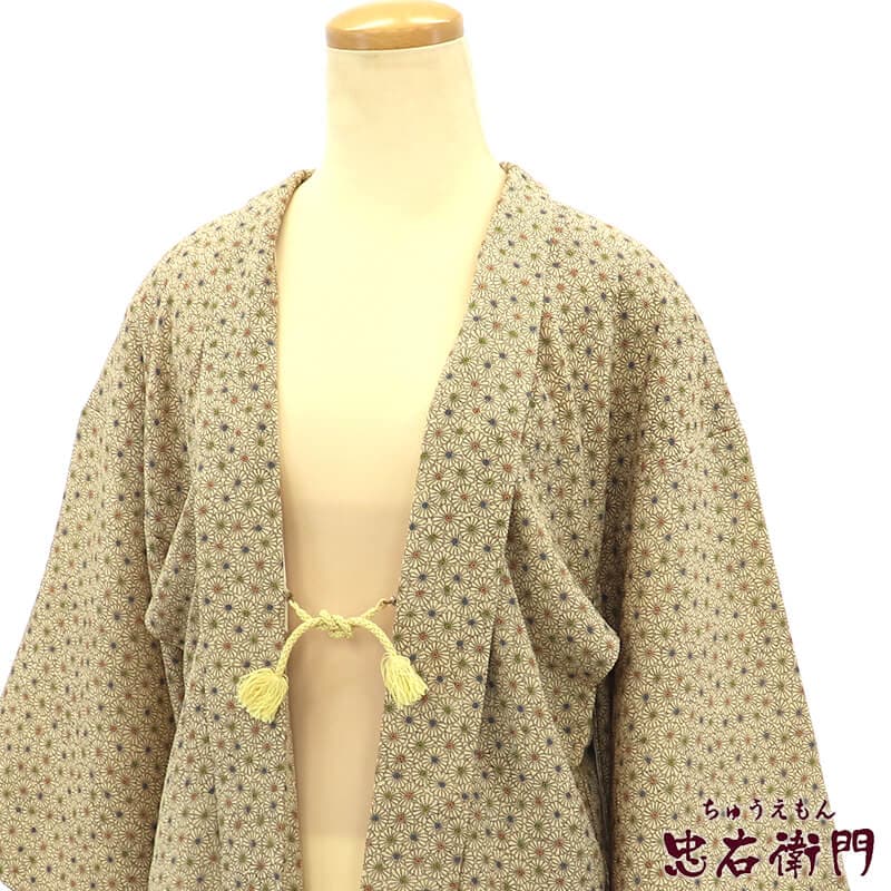 【中古】 羽織 レディース 正絹 ベージュ 菊 身丈77cm 裄丈62.5cm カジュアル 小さいサイズ 羽織もの カーディガン感覚 衣装 リサイクル羽織 即日発送