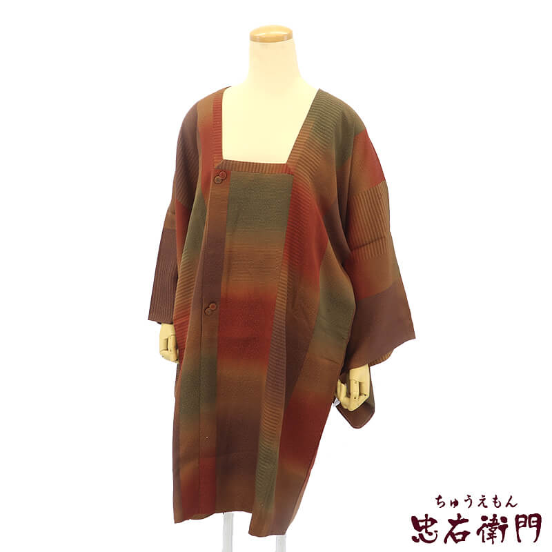 【中古】 道行コート 着物コート レディース 正絹 茶 緑 朱赤 縞 身丈94.5cm 裄丈67cm 防寒 塵除け M〜Lサイズ相当 リサイクル着物 リユース着物 中古着物 即日発送