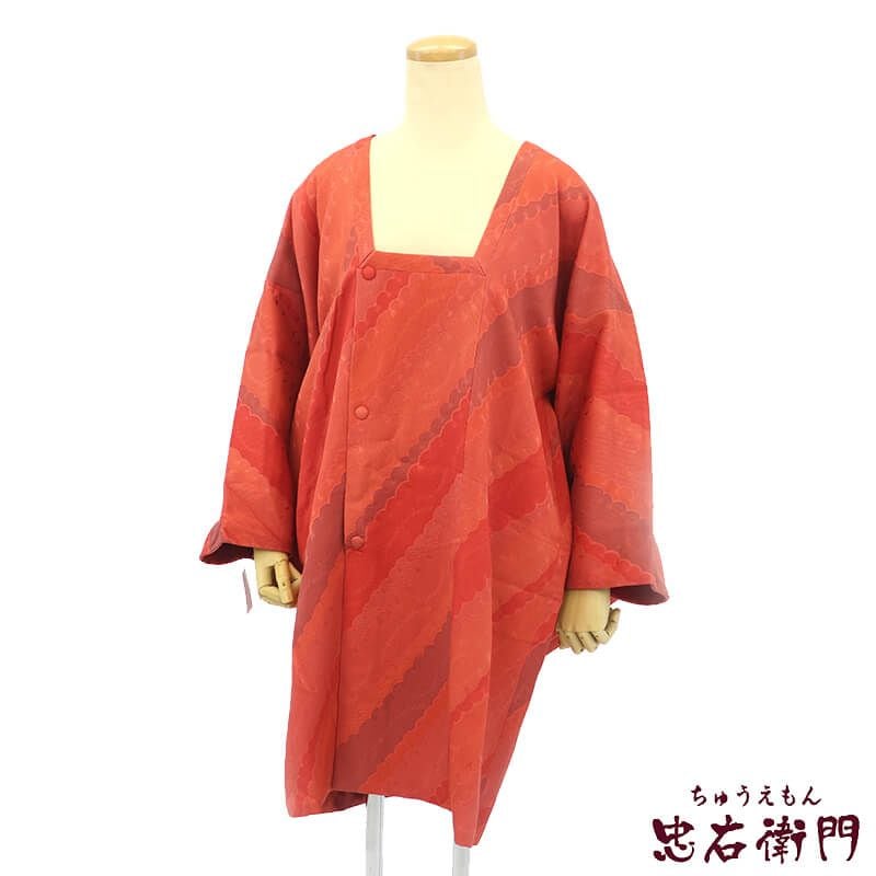 【中古】 道行コート 着物コート レディース 正絹 薄赤 雲取り 身丈90cm 裄丈67cm 防寒 塵除け M〜Lサイズ相当 リサイクル着物 リユース着物 中古着物 即日発送