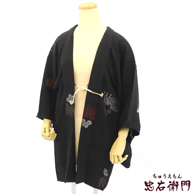 【中古】 羽織 黒羽織 一つ紋 レディース 正絹 黒 菊 地模様 身丈78cm 裄丈61cm フォーマル 衣装 小さいサイズ リサイクル着物 リユース着物 中古着物 即日発送