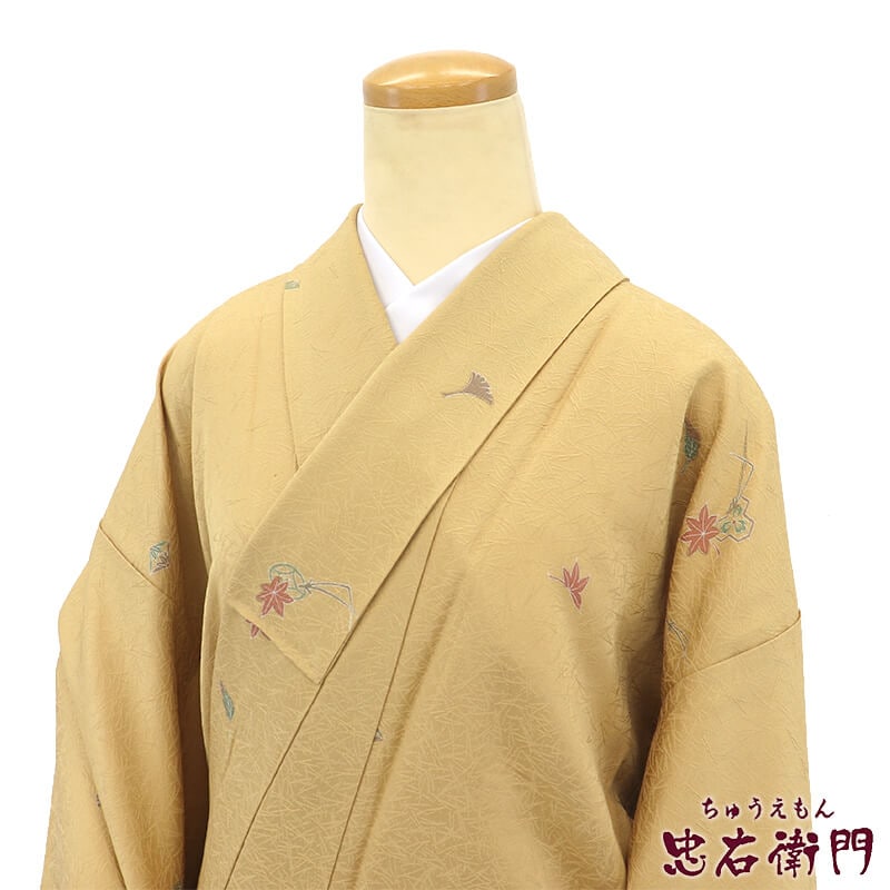 【中古】 小紋 小紋着物 袷 レディース 正絹 薄黄ベージュ 松葉 飛び柄 銀杏 身丈165cm 裄丈65cm カジュアル お稽古 街歩き M〜Lサイズ相当 リサイクル着物 リユース着物 中古着物 即日発送