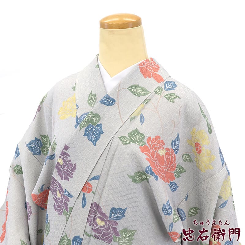 【中古】 小紋 小紋着物 袷 レディース 正絹 グレー 牡丹 華やか 身丈158cm 裄丈63.5cm カジュアル 街歩き S〜Mサイズ相当 リサイクル着物 リユース着物 中古着物 即日発送