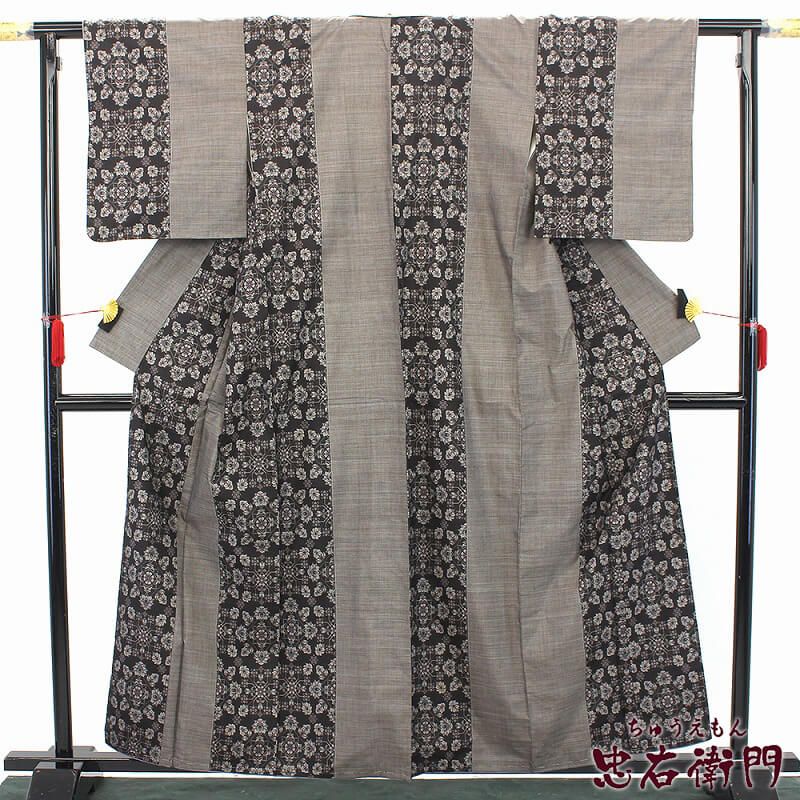 【中古】大島紬 レディース 正絹 灰茶 茶黒 紫 花 身丈164cm 裄丈63.5cm 仕立て上がり着物 カジュアル リサイクル着物 リサイクル 送料無料 あす楽対応