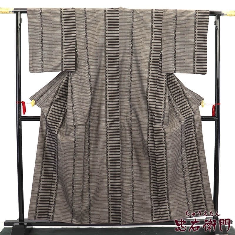 【中古】 大島紬 紬着物 袷 レディース 正絹 灰茶 抽象柄 小粋 身丈162cm 裄丈66cm M〜Lサイズ相当 リサイクル着物 リユース着物 中古着物 送料無料 即日発送