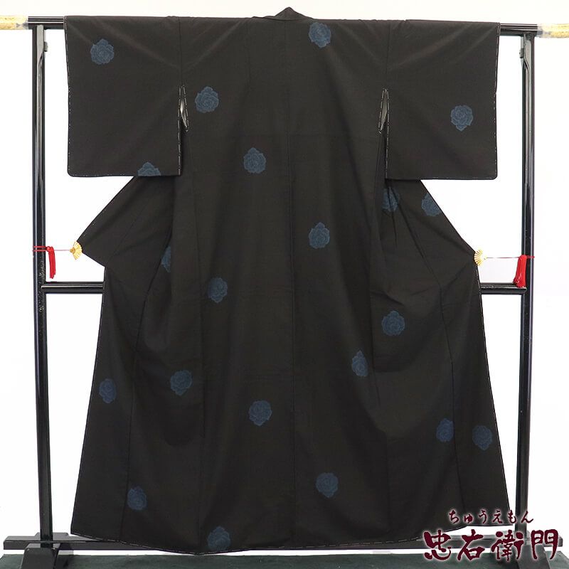 【中古】 大島紬 紬着物 袷 レディース 正絹 黒 薔薇 柄八掛 小粋 身丈163cm 裄丈65cm M〜Lサイズ相当 リサイクル着物 リユース着物 中古着物 送料無料 即日発送