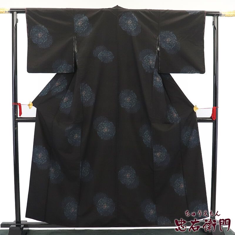 【中古】 大島紬 紬着物 袷 レディース 正絹 黒 華文 身丈162.5cm 裄丈65cm M〜Lサイズ相当 リサイクル着物 リユース着物 中古着物 送料無料 即日発送