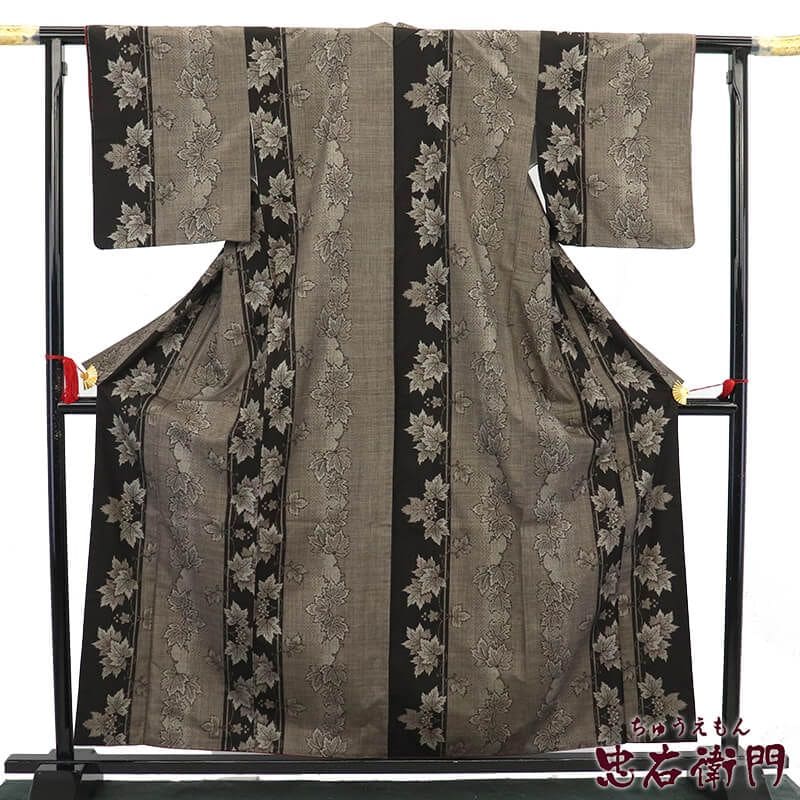 【中古】 本場大島紬 証紙付き 大島紬 袷 レディース 正絹 茶 黒 蔦 幅柄 身丈163cm 裄丈64.5cm Mサイズ相当 リサイクル着物 リユース着物 中古着物 送料無料 即日発送