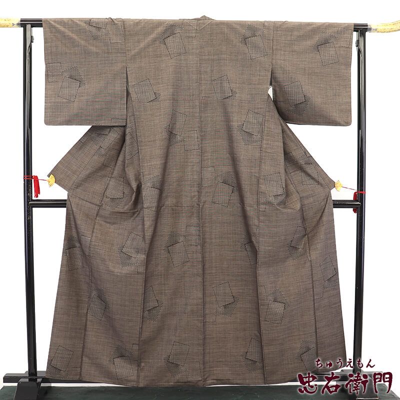 【中古】 大島紬 紬着物 袷 レディース 正絹 灰茶 色紙柄 シック 身丈165cm 裄丈67cm Lサイズ相当 リサイクル着物 リユース着物 中古着物 送料無料 即日発送