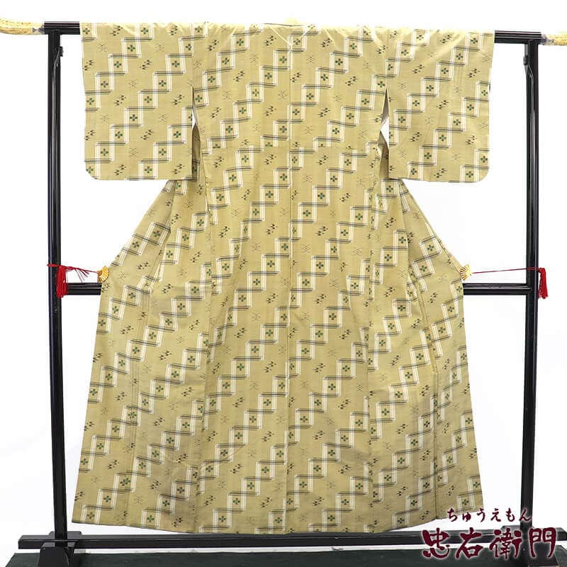 紬 琉球絣 紬着物 袷 レディース 正絹 黄ベージュ 絣柄 身丈160.5cm 裄丈63cm カジュアル 街歩き S〜Mサイズ相当 リサイクル着物 リユース着物 中古着物 即日発送 【中古】