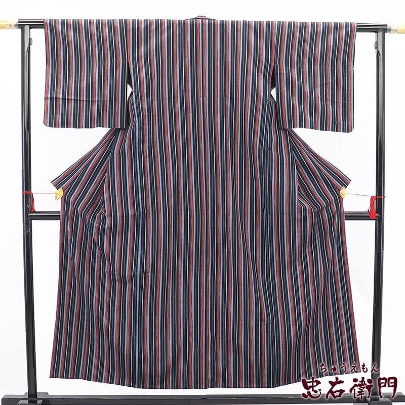 【5%OFF|春キモノ応援セール】ざざんさ風 紬 単衣着物 袷 レディース 正絹 紺 赤 水色 縞 身丈157.5cm 裄丈64cm カジュアル 街歩き 普段着 S〜Mサイズ相当 リサイクル着物 リユース着物 中古着物 送料無料 即日発送 【中古】