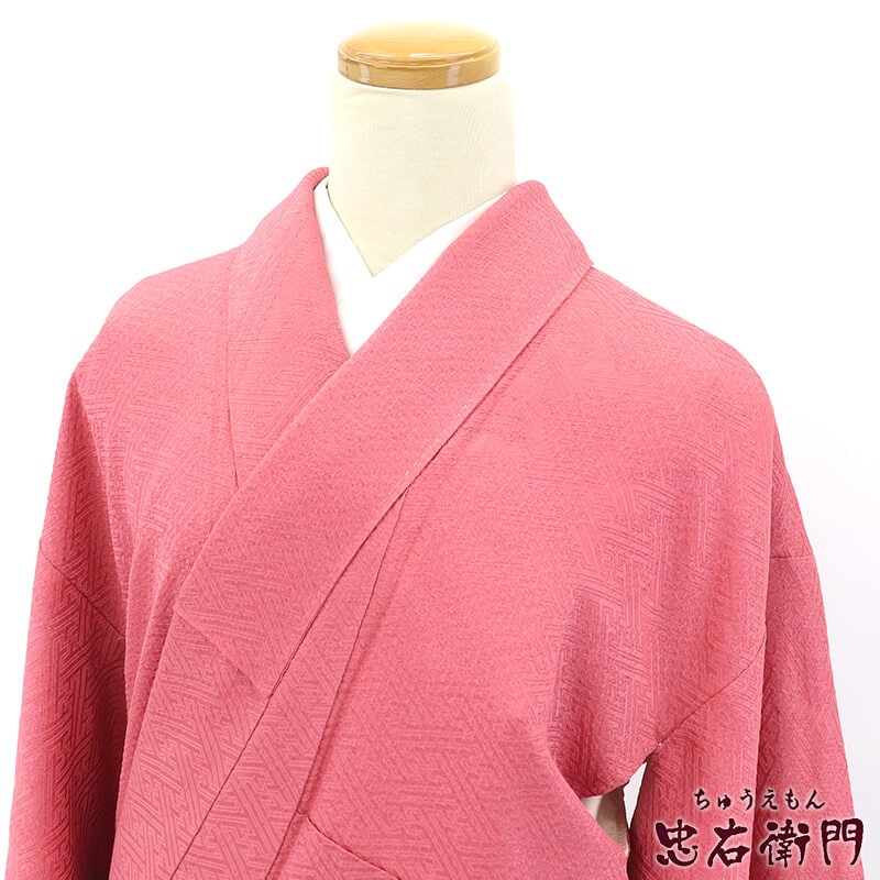 色無地 無地着物 紋なし 袷 レディース 正絹 赤桃 無地 紗綾型地模様 部分絞り 身丈161cm 裄丈65cm お稽古 お茶会 街歩き Mサイズ相当 リサイクル着物 リユース着物 中古着物 即日発送 【中古】