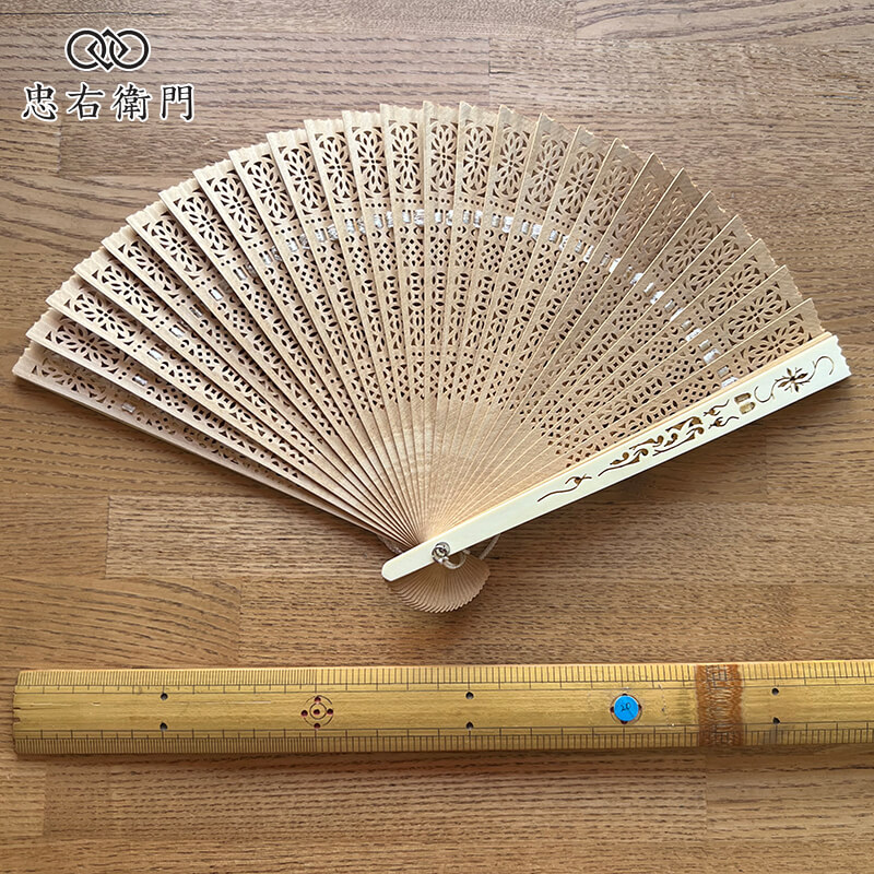 白檀 扇子 透かし彫り 房付き 箱付き 木製 和装小物 レディース 夏 浴衣用 香りを楽しむ上品な一本 即日発送 【中古】
