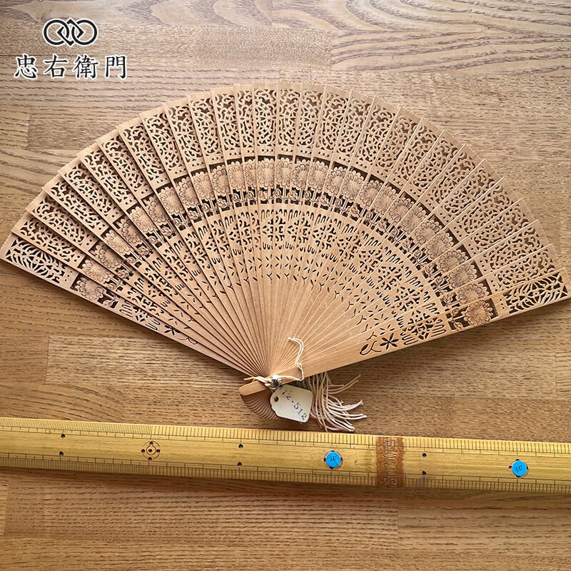 白檀 扇子 透かし彫り 房付き 箱付き 木製 和装小物 レディース 夏 浴衣用 香りを楽しむ上品な一本 即日発送 【中古】