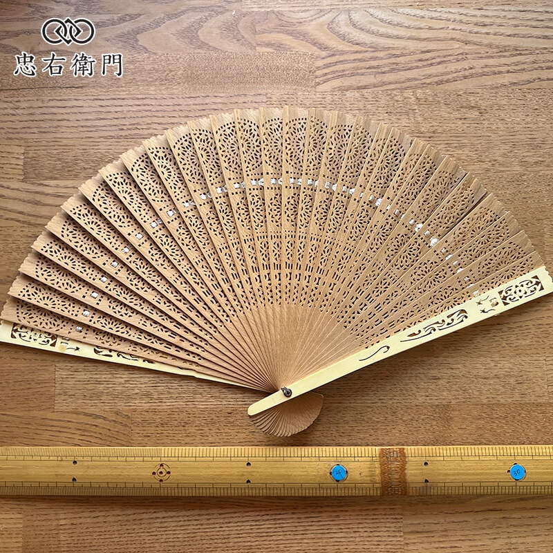 白檀 扇子 透かし彫り 箱付き 木製 和装小物 レディース 夏 浴衣用 香りを楽しむ上品な一本 即日発送 【中古】