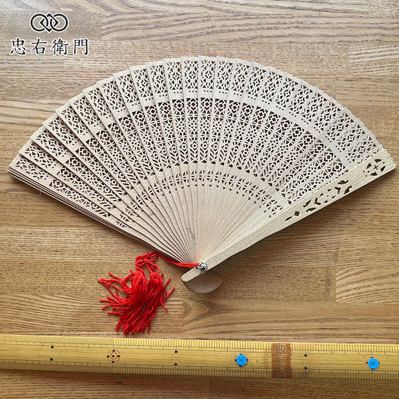 白檀 扇子 透かし彫り 房付き 箱付き 木製 和装小物 レディース 夏 浴衣用 香りを楽しむ上品な一本 即日発送 【中古】