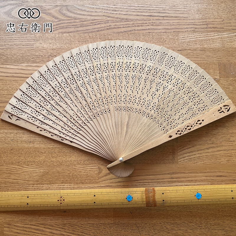 白檀 扇子 透かし彫り 箱付き 木製 和装小物 レディース 夏 浴衣用 香りを楽しむ上品な一本 即日発送 【中古】