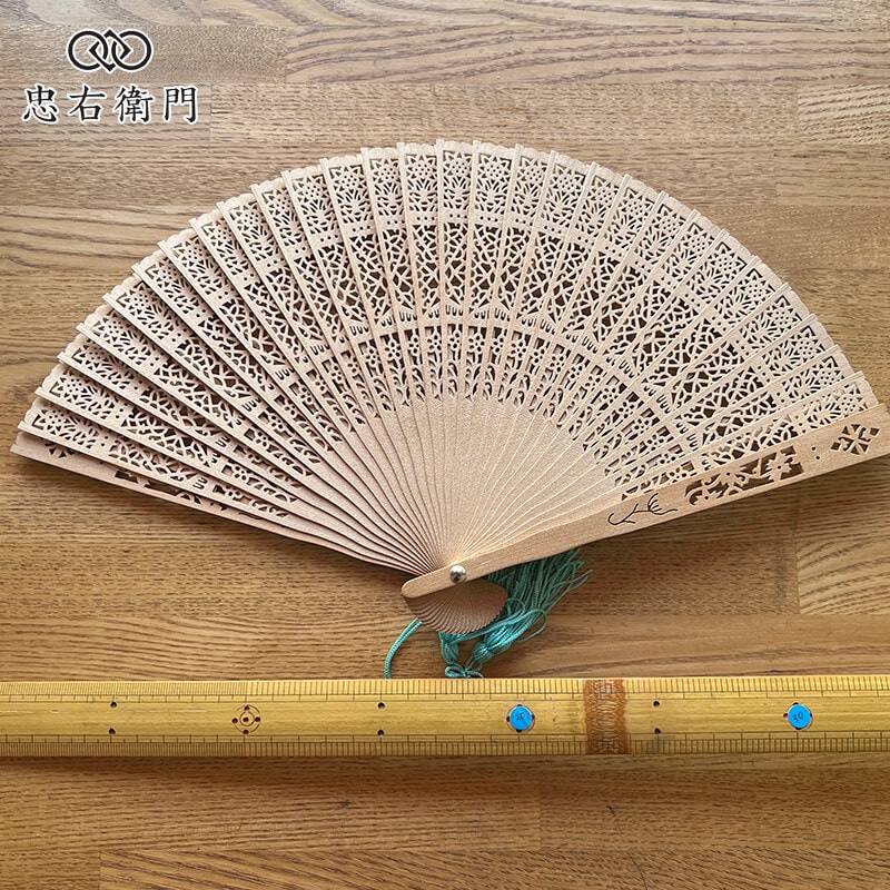 白檀 扇子 透かし彫り 房付き 箱付き 木製 和装小物 レディース 夏 浴衣用 香りを楽しむ上品な一本 即日発送 【中古】