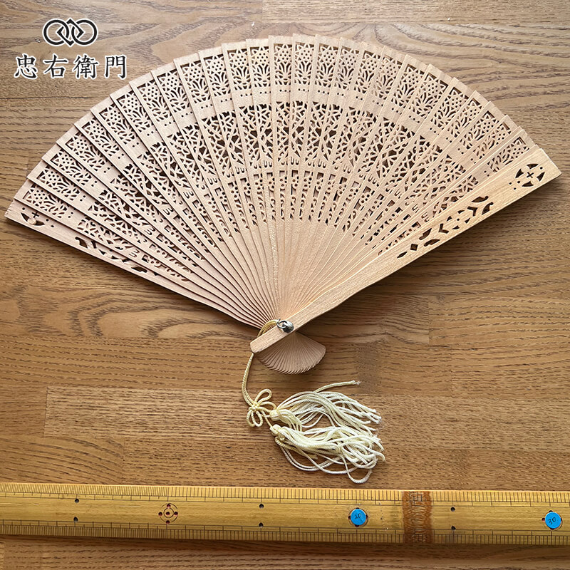 白檀 扇子 透かし彫り 房付き 木製 和装小物 レディース 夏 浴衣用 香りを楽しむ上品な一本 即日発送 【中古】