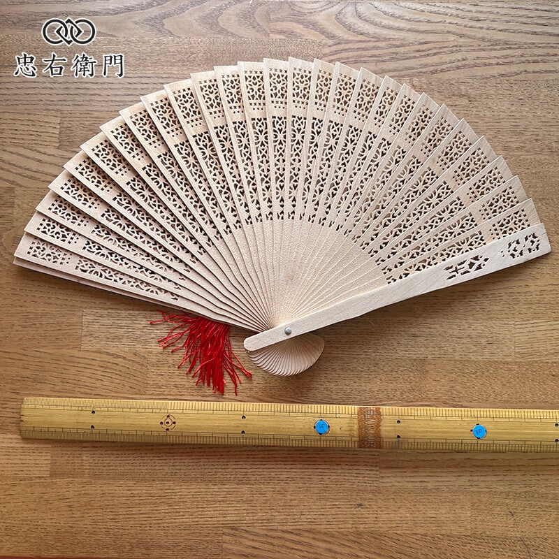 白檀 扇子 透かし彫り 房付き 木製 和装小物 レディース 夏 浴衣用 香りを楽しむ上品な一本 即日発送 【中古】