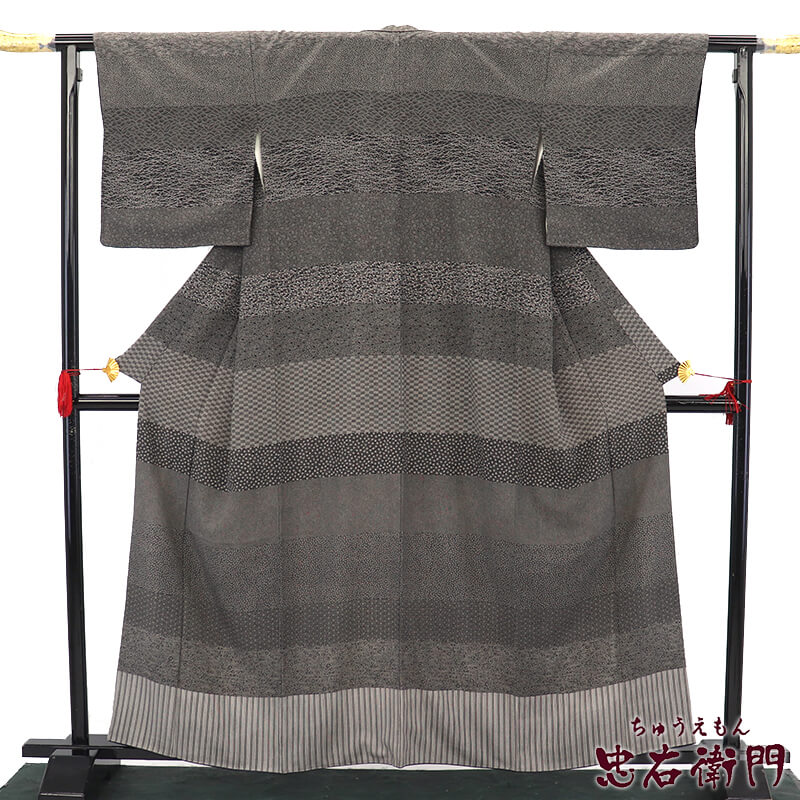 【10%OFF|販売終了間近|8/1 10時まで】江戸小紋 付下げ 袷 レディース 正絹 黒灰 鮫小紋 段々柄 身丈163cm 裄丈65cm パーティ Mサイズ相当 リサイクル着物 リユース着物 中古着物 送料無料 即日発送 【中古】