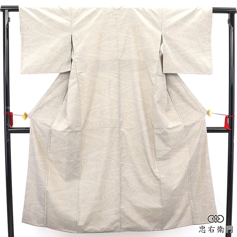 大島紬 白大島紬 着物 レディース 袷 正絹 白 流水文様 和柄 小粋 身丈152cm 裄丈62.5cm お出かけ 美術鑑賞 街歩き カジュアル Sサイズ相当 小さいサイズ リサイクル着物 リユース着物 中古着物 送料無料 即日発送 【中古】