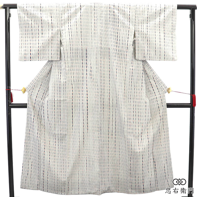 紬 着物 レディース 袷 正絹 白灰 縞柄 上品 小粋 縫締め絞り 身丈155.5cm 裄丈63cm 街歩き ランチ 美術鑑賞 お出かけ Sサイズ相当 小さいサイズ リサイクル着物 リユース着物 中古着物 送料無料 即日発送 【中古】